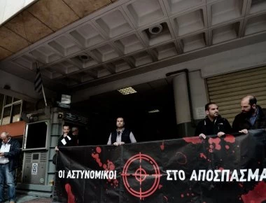 Στο ΑΤ Ομόνοιας ο Μητσοτάκης μετά τα χθεσινά επεισόδια - Αποδοκίμασαν την Όλγα Γεροβασίλη (βίντεο)